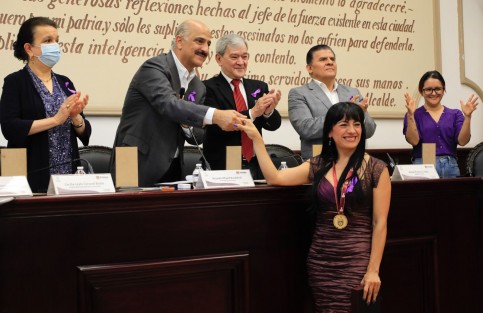 En Sesión Solemne de Cabildo, se realizó la entrega de la medalla Insurgente María Teresa de Medina y Miranda a Adriana González Valera, por su destacada labor en la difusión de los Derechos Humanos y la inclusión mediante el uso y enseñanza del Lenguaje de Señas Mexicanas.