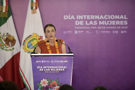 as mujeres impulsan la transformación y sostienen el trabajo diario para inspirar un gobierno humanista, igualitario y que piensa primero en quienes enfrentan condiciones difíciles, sin quedarse en el discurso o la retórica, afirmó la secretaria de Protección Civil, Guadalupe Osorno Maldonado, durante la conmemoración del Día Internacional de las Mujeres en Tamiahua, Ver..