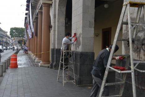 Personal de gobierno del Estado limpia y repinta las paredes y pilares de Palacio de Gobierno donde ayer mujeres que participaron en la marcha 8M manifestaron sus inconformidades.

