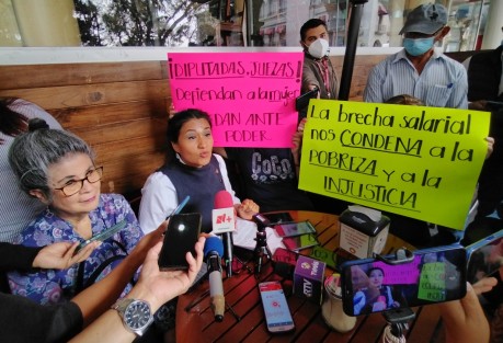 Integrantes del Barzón de Resistencia Civil del Estado de Veracruz demandaron reducir la brecha de ingresos entre hombres y mujeres, que condena la economía familiar al endeudamiento y el rezago. 
