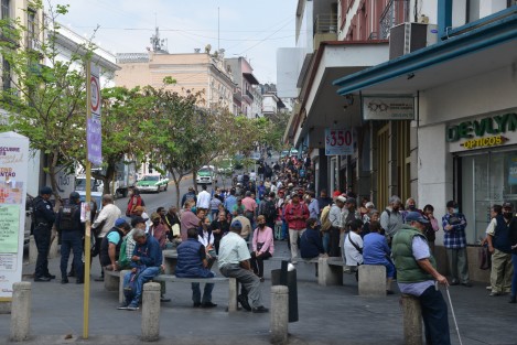 Cada día se ve más larga la fila para cobrar los beneficios de la personas de la tercera edad  en el centro de la ciudad, no sólo en las cajas, sino también en el único cajero. 
