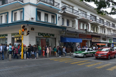 La falta de conocimiento  de cómo operar los cajeros por parte de los beneficiarios, genera estas filas. Cabe señalar que según información de Internet, se pueden realizar retiros sin comisión en cajeros de Banco Azteca y Banorte. Cajeros de otros bancos cobran comisión máxima de 40 pesos. 