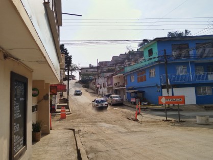 Vecinos de la calle Villahermosa en espera de que los empleados de CMAS vayan a limpiar luego de la reparación de un tubo.  Antes de la generación de cristal, los vecinos hacían lo que podían por su cuenta sin esperar a nadie.  
