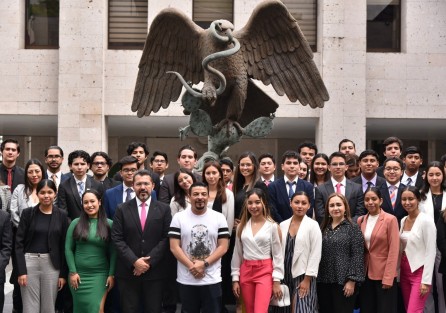 Al dar la bienvenida a un grupo de 60 estudiantes de la licenciatura en Derecho de la Universidad Cristóbal Colón (UCC), el presidente de la Junta de Coordinación Política (Jucopo) de la LXVI Legislatura del estado, diputado Juan Javier Gómez Cazarín, les exhortó a luchar con perseverancia hasta realizar sus sueños y aprovechar las oportunidades que el gobierno da a las y los jóvenes.

