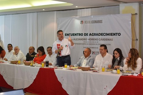 El presidente del PRI Nacional, Alejandro Moreno Cárdenas (Alito), en su visita al Estado, se reunió con algunos periodistas xalapeños, a quienes agradeció su labor comprometida al servicio de los ciudadanos.