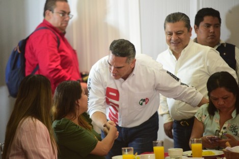 El presidente del PRI Nacional, Alejandro Moreno Cárdenas (Alito), en su visita al Estado, se reunió con algunos periodistas xalapeños, a quienes agradeció su labor comprometida al servicio de los ciudadanos.