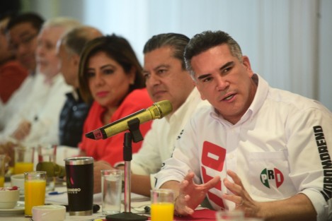 El presidente del PRI Nacional, Alejandro Moreno Cárdenas (Alito), en su visita al Estado, se reunió con algunos periodistas xalapeños, a quienes agradeció su labor comprometida al servicio de los ciudadanos.