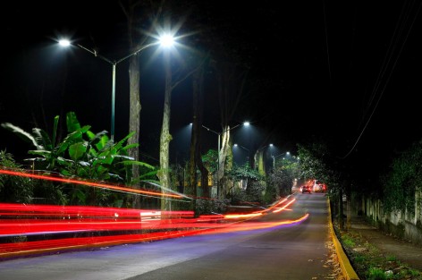  Para que las calles, parques y avenidas del municipio cuenten con un servicio de alumbrado público de calidad, el Ayuntamiento trabaja en la instalación de 4 mil 500 lámparas LED adquiridas durante esta Administración. 

