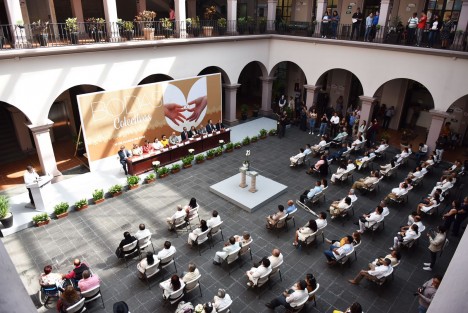 Con la entrega simbólica de 44 actas de matrimonio, este día formalizaron su relación más de 300 parejas a través del programa de Bodas Colectivas, impulsado por la Dirección General del Registro Civil y el Ayuntamiento de Xalapa.  