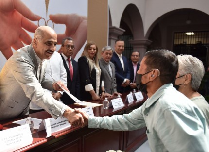 Con la entrega simbólica de 44 actas de matrimonio, este día formalizaron su relación más de 300 parejas a través del programa de Bodas Colectivas, impulsado por la Dirección General del Registro Civil y el Ayuntamiento de Xalapa.  