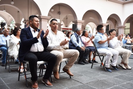 Durante el evento que incluyó el enlace de dos parejas igualitarias y una de personas con discapacidad, el presidente municipal Ricardo Ahued Bardahuil manifestó que el matrimonio se trata de un derecho de todas y todos, mismo que en el Ayuntamiento se atiende con respeto.  