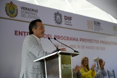 Como parte del programa Proyectos Productivos del DIF Estatal, el gobernador Cuitláhuac García Jiménez destacó una inversión de 594 millones de pesos que ha ido directamente a la población más vulnerable en los últimos cuatro años, “pues ningún apoyo se entrega ahora a organizaciones o intermediarios.