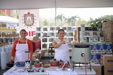 A su vez, la directora general del DIF Estatal, Rebeca Quintanar Barceló, detalló que mediante cuatro grandes zonas: Altas Montañas, Norte, Sur y Cuenca del Papaloapan, fueron distribuidos mil 405 proyectos a 8 mil 430 grupos para talleres de panadería y repostería, molinos de nixtamal, antojería, carpintería, belleza y cría de borregos; herramientas útiles que mejoran la calidad de vida y el desarrollo de las localidades.