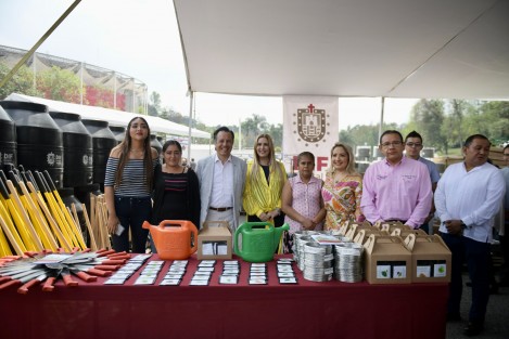A su vez, la directora general del DIF Estatal, Rebeca Quintanar Barceló, detalló que mediante cuatro grandes zonas: Altas Montañas, Norte, Sur y Cuenca del Papaloapan, fueron distribuidos mil 405 proyectos a 8 mil 430 grupos para talleres de panadería y repostería, molinos de nixtamal, antojería, carpintería, belleza y cría de borregos; herramientas útiles que mejoran la calidad de vida y el desarrollo de las localidades.