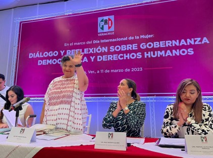 Este sábado en el Diálogo y Reflexión sobre Gobernanza Democrática con Enfoque de Género y Derechos Humanos estuvo presente acompañando a la diputada Anilú Ingram, la  Senadora Beatriz Paredes Rangel. 
