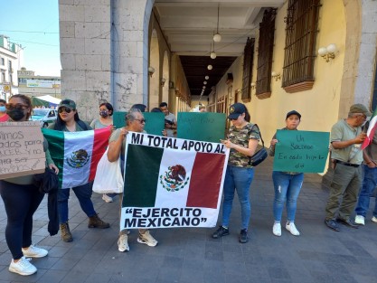 Un grupo de ciudadanos se manifestaron en el centro de Xalapa en apoyo de elementos del Ejército Mexicano detenidos  en Nuevo Laredo, Tamaulipas, pues están vinculados a proceso tras la muerte de cinco jóvenes en hechos del 26 de febrero pasado. 