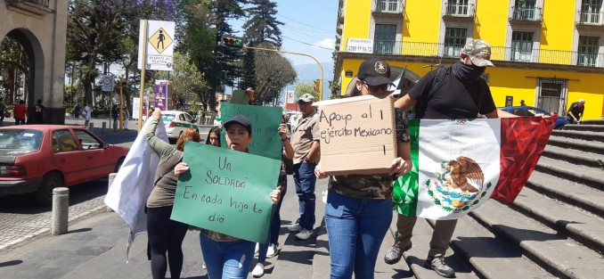 Un grupo de ciudadanos se manifestaron en el centro de Xalapa en apoyo de elementos del Ejército Mexicano detenidos  en Nuevo Laredo, Tamaulipas, pues están vinculados a proceso tras la muerte de cinco jóvenes en hechos del 26 de febrero pasado. 