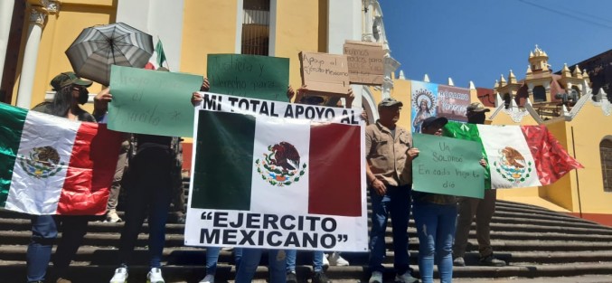 Un grupo de ciudadanos se manifestaron en el centro de Xalapa en apoyo de elementos del Ejército Mexicano detenidos  en Nuevo Laredo, Tamaulipas, pues están vinculados a proceso tras la muerte de cinco jóvenes en hechos del 26 de febrero pasado. 