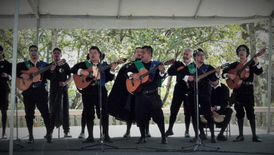 Múltiples actividades en el parque Juárez cada semana en el programa Domingos Familiares. Este día se presentaron la Tuna de la Universidad Veracruzana y el Ballet Folklórico de la Esc.Enrique C. Rébsamen, para  deleite de los paseantes. 