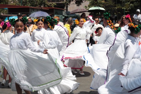 Múltiples actividades en el parque Juárez cada semana en el programa Domingos Familiares. Este día se presentaron la Tuna de la Universidad Veracruzana y el Ballet Folklórico de la Esc.Enrique C. Rébsamen, para  deleite de los paseantes. 