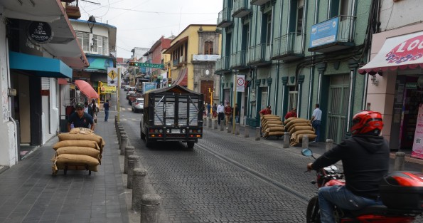 El auge cafetalero en Xalapa, ahora es en el consumo en cafeterías. Productores con visión han optado por llevar el producto directamente al consumidor, mientras otros siguen dependiendo de lo que grandes empresas les paguen. 