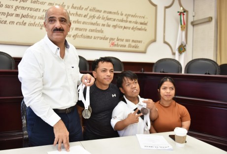  El alcalde de Xalapa, Ricardo Ahued Bardahuil, recibió a David Montiel Caballero, quien participó en el Campeonato Nacional de Primera Fuerza en press de banca, celebrado en Uruapan, Michoacán, donde obtuvo dos medallas de oro en la categoría de 54 kilogramos con 138 kilos, lo que lo coloca como campeón nacional de la categoría.