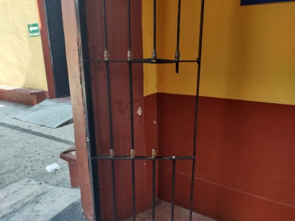 Mientras este fin de semana en Coatepec se celebró un encuentro cultural de Orgullo Veracruzano, la escuela Cantonal, Benito Juárez que está ubicada a un costado del palacio municipal fue saqueada y vandalizada.