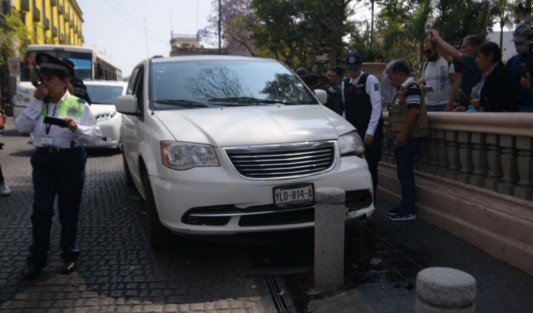 Un pequeño accidente automovilístico se registró en el centro de Xalapa luego que un conductor perdoera el control de su camioneta y se estrellara en los bolardos del parque Juárez.