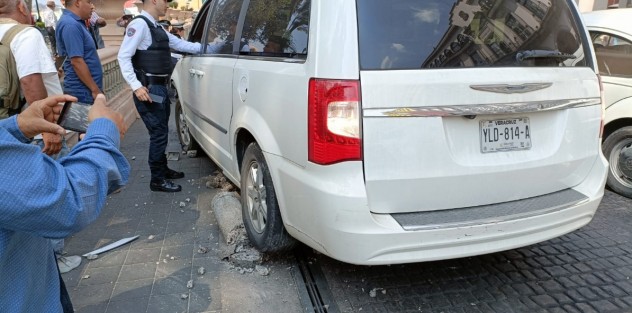 Un pequeño accidente automovilístico se registró en el centro de Xalapa luego que un conductor perdoera el control de su camioneta y se estrellara en los bolardos del parque Juárez.