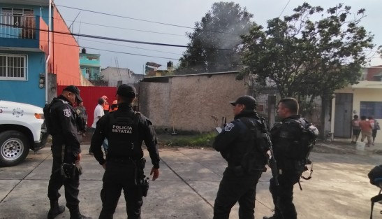 Policías estatales, elementos del Escuadrón Nacional de Rescate, bomberos de Xalapa y  vecinos de la colonia Niños Héroes lograron sofocar un incendio el cual fue provocado por uno de los ladrones que mantienen azorada dicha colonia. Según vecinos, la chapa de la puerta fue rota para llevarse lo poco que había.