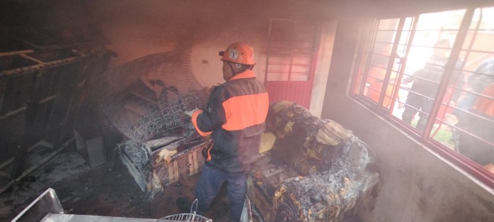 Policías estatales, elementos del Escuadrón Nacional de Rescate, bomberos de Xalapa y  vecinos de la colonia Niños Héroes lograron sofocar un incendio el cual fue provocado por uno de los ladrones que mantienen azorada dicha colonia. Según vecinos, la chapa de la puerta fue rota para llevarse lo poco que había.