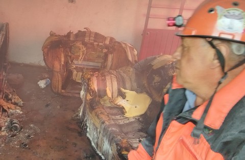 Policías estatales, elementos del Escuadrón Nacional de Rescate, bomberos de Xalapa y  vecinos de la colonia Niños Héroes lograron sofocar un incendio el cual fue provocado por uno de los ladrones que mantienen azorada dicha colonia. Según vecinos, la chapa de la puerta fue rota para llevarse lo poco que había.