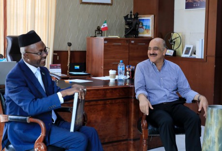 El presidente municipal Ricardo Ahued Bardahuil recibió esta mañana en visita de cortesía al representante de Gobierno de la República Democrática del Congo en México, Isaac Muamba Kalonji, con el fin de intercambiar puntos de vista en favor de la ciudad.