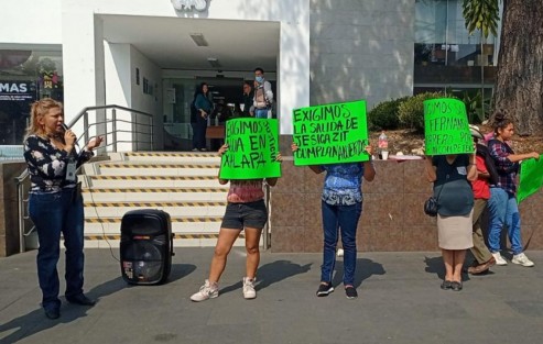 Vecinos de varias colonias de Xalapa se manifestaron primeramente en las instalaciones de CMAS, para luego marchar hacia el ayuntamiento a exigir agua. Finalmente fueron atendidos por personal del ayuntamiento.
