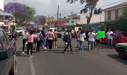 Vecinos de varias colonias de Xalapa se manifestaron primeramente en las instalaciones de CMAS, para luego marchar hacia el ayuntamiento a exigir agua. Finalmente fueron atendidos por personal del ayuntamiento.