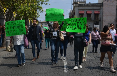 Vecinos de varias colonias de Xalapa se manifestaron primeramente en las instalaciones de CMAS, para luego marchar hacia el ayuntamiento a exigir agua. Finalmente fueron atendidos por personal del ayuntamiento.
