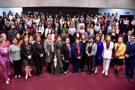 En su participación durante el conversatorio Pilares invisibles de nuestra sociedad, la presidenta de la Mesa Directiva de la LXVI Legislatura del estado de Veracruz, diputada Margarita Corro Mendoza, enfatizó que no debe retrocederse ni un centímetro en la exigencia de tratar a las mujeres con dignidad y respeto, así como en la defensa de los lugares que han logrado en los últimos años.