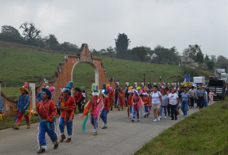Cientos de feligreses católicos hacen procesión con la imagen del Padre Jesús, o como también se le llama cariñosamente a Jesús del Consuelo, desde la iglesia de San Pablo y hasta el  entronque con la carretera a Xalapa- Naolinco, trayecto en el cual se va sumando más gente para luego regresar con el santo hasta la iglesia del pueblo  de San Pablo Coapan, municipio de Naolinco, Ver.. 