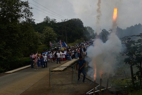Cientos de feligreses católicos hacen procesión con la imagen del Padre Jesús, o como también se le llama cariñosamente a Jesús del Consuelo, desde la iglesia de San Pablo y hasta el  entronque con la carretera a Xalapa- Naolinco, trayecto en el cual se va sumando más gente para luego regresar con el santo hasta la iglesia del pueblo  de San Pablo Coapan, municipio de Naolinco, Ver.. 