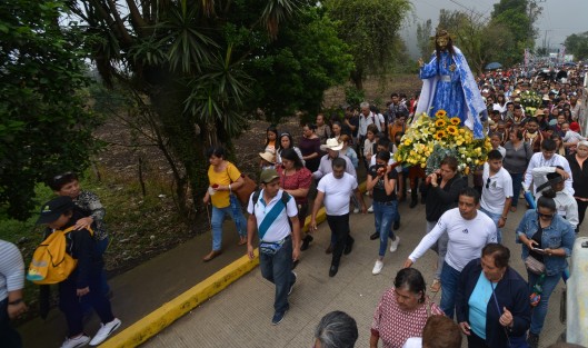 Cientos de feligreses católicos hacen procesión con la imagen del Padre Jesús, o como también se le llama cariñosamente a Jesús del Consuelo, desde la iglesia de San Pablo y hasta el  entronque con la carretera a Xalapa- Naolinco, trayecto en el cual se va sumando más gente para luego regresar con el santo hasta la iglesia del pueblo  de San Pablo Coapan, municipio de Naolinco, Ver.. 