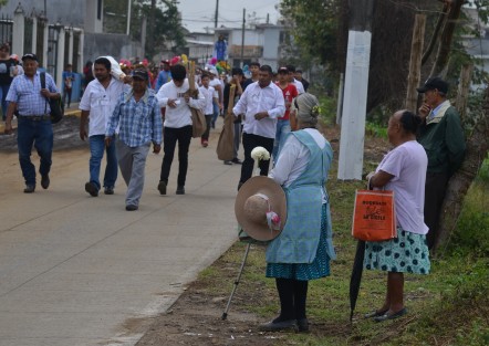 En el camino los fieles le ofrecen flores y altares al santo, así como agua a los asistentes. 