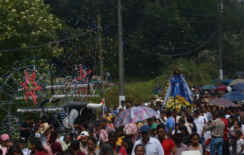 En el camino los fieles le ofrecen flores y altares al santo, así como agua a los asistentes. 