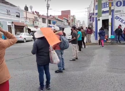 Comerciantes informales en Perote, Ver. bloquearon carretera federal Xalapa-Perote a la altura del Batallón de Infantería 111 inconformes por haber sido desalojados de la avenida Humbolt. Piden a autoridades los dejen vender ahí.  