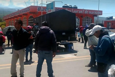 Comerciantes informales en Perote, Ver. bloquearon carretera federal Xalapa-Perote a la altura del Batallón de Infantería 111 inconformes por haber sido desalojados de la avenida Humbolt. Piden a autoridades los dejen vender ahí.  