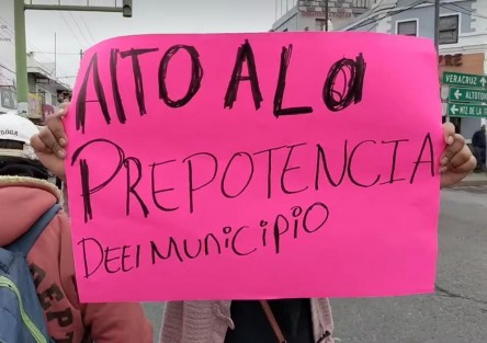 Comerciantes informales en Perote, Ver. bloquearon carretera federal Xalapa-Perote a la altura del Batallón de Infantería 111 inconformes por haber sido desalojados de la avenida Humbolt. Piden a autoridades los dejen vender ahí.  