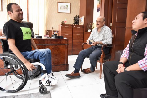 Por sus nueve años como campeón nacional de paranatación y su destacada trayectoria como atleta paralímpico, Diego López Díaz recibió un reconocimiento del presidente municipal Ricardo Ahued Bardahuil y el regidor Carlos Rugerio Martínez. 