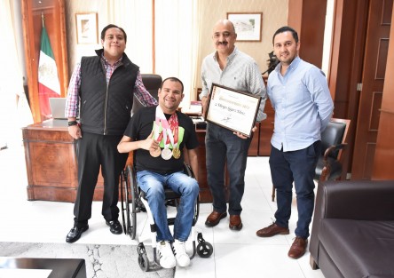 Por sus nueve años como campeón nacional de paranatación y su destacada trayectoria como atleta paralímpico, Diego López Díaz recibió un reconocimiento del presidente municipal Ricardo Ahued Bardahuil y el regidor Carlos Rugerio Martínez. 