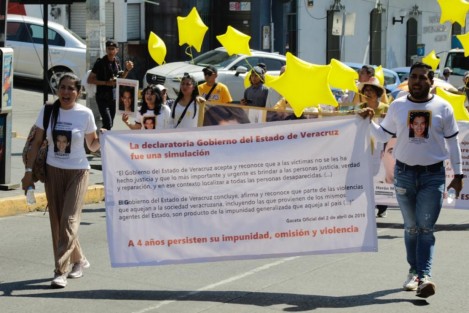 Familiares de desaparecidos marcharon desde el panteón Palo Verde, hasta afuera de las oficinas de la Comisión Estatal de Búsqueda, ubicada en la avenida Revolución. 