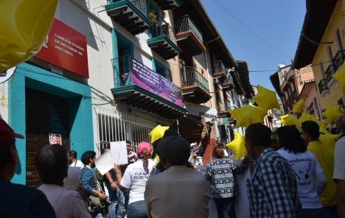 Familiares de desaparecidos marcharon desde el panteón Palo Verde, hasta afuera de las oficinas de la Comisión Estatal de Búsqueda, ubicada en la avenida Revolución. 