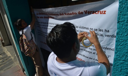 Clausuraron simbólicamente las oficinas de la dependencia con lonas; mientras con pancartas con rostros de los ausentes,  exigieron que dicha comisión presente resultados.
